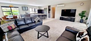 Waterfront Location holiday accommodation - Raglan - 3