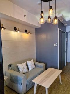 Cozy retreat w Balcony, Netflix, 100 mbps internet, Pool, near BGC - 4