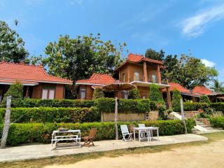 Sunrise Sea Hill Cottages - Ilhas Karimunjava - 1