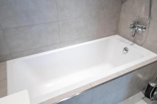 Weekly rate - Centrally located 1 bed with lagoon access and balcony in District One - Dubai - 8