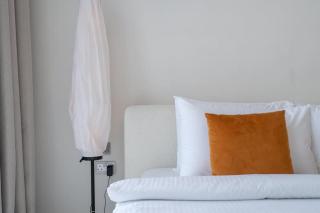 Weekly rate - Centrally located 1 bed with lagoon access and balcony in District One - Dubai - 3