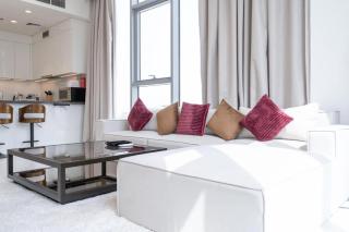 Weekly rate - Centrally located 1 bed with lagoon access and balcony in District One - Dubai - 2