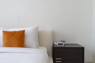 Weekly rate - Centrally located 1 bed with lagoon access and balcony in District One - Dubai - 1