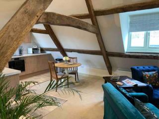 Stunning characterful newly refurbished flat - 7