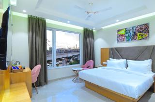 HOTEL SHANDON-2 Mins From Connaught Place - 6