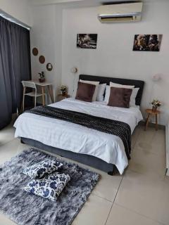 Cozy Haven Queen Deluxe Studio 3 WI-FI Netflix - 2