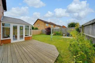 Spacious 4-Bed House with Conservatory and Parking - Hartford - 8