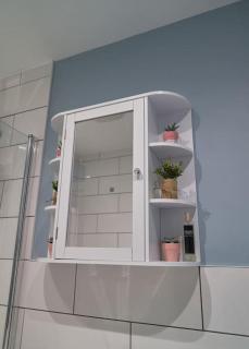 Modern 2 Bedroom Wokingham Apartment, En Suite, Free WiFi, On Site Parking, Guests 4 - 1