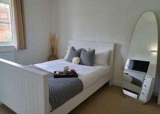 Family-Friendly 2-Bed Apartment in Central Wokingham, Sleeps 4, En-Suite, Free Wi-Fi & Parking - Wokingham - 1