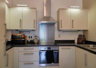 Your Wokingham Hideaway, Charming 2-Bed Flat with En-Suite, Free Wi-Fi and Parking & Sleeps 4 - 9