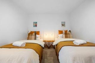 Central Location Holiday Home - 8