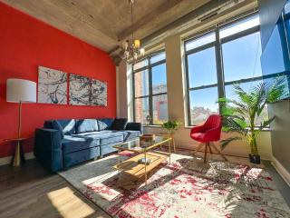 McCormick Place Secret Oasis with Optional parking for up to 8 guests - Chicago - 0