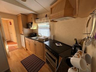 Seaview 145 - pet friendly, bath and close to beach & Fantasy Island - Meadow Lakes Caravan & Lodge Hire - Ingoldmells - 7