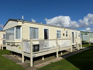 Seaview 146 - Ingoldmells - central heating, bed linen, full length decking - Meadow Lakes Caravan & Lodge Hire - Ingoldmells - 9