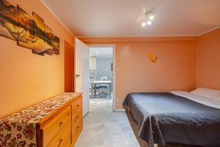 Fresh Private Apartment Lower level- 2 beds - 1