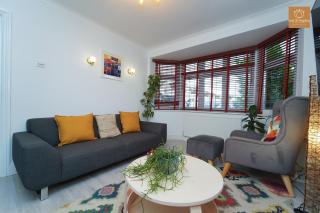 Private 3BR Home with Parking,WIFI,Garden,EV & Desk - 8