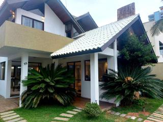 LINDA CASA COM PISCINA EM PICARRAS SC e VISTA PARA O MAR - 7