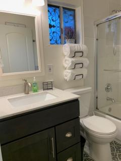 Comfy Family Apartment Home Free Parking Wi-fi - Hayward - 6