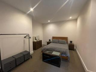 Modern apartment 4 mins from Gatwick - 5