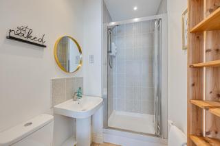 Luxury 2 Bedroom 2 Bathroom Apartment - City Centre - Free Parking, Balcony and Smart TVs with Sky TV and Netflix by Yoko Property - 3