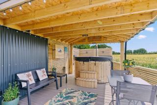 Luxury Shepherd Hut with Hot Tub, In Green Fields Ltd Ponteland, Northumberland - Newcastle - 8