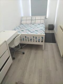 Comfortable Double Bed Located near City Centre, suitable for Contractors Health Care Professionals or long business stays in Coventry or delightful holidays in Coventry or within the West Midlands area Free Wifi Tea and Coffee Provided - Coventry - 5