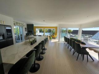 Luxury Seaside Village Resort - Auckland - 4