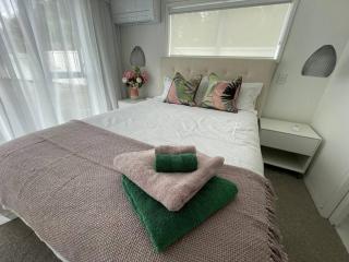 Luxury Seaside Village Resort - Auckland - 1