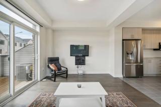 A Brand New 4BR Townhouse in Thorold Retreat - 4