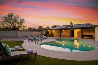 6 BR Oasis with Pool, Pickle Ball, Golf & More! - 0