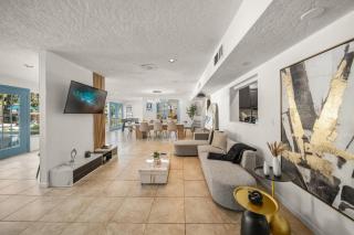Heated Pool • Sleeps32•Pickle/Basketball • Theater - 3