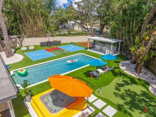Heated Pool • Sleeps32•Pickle/Basketball • Theater - 4