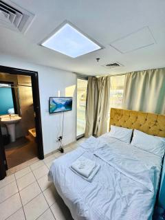 Charming Room Bath inside & Balcony - Dubai - 0