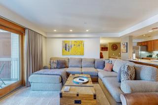 Torian Plum Plaza 302 - 6