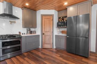 The Lazy Bear - Indulge in breathtaking views of the expansive lake from this charming cabin. - Fawnskin - 1