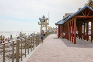 Oceanfront Condo at Oceania Beach Club - Pool, Balcony, Sleeps 4, Walk to Flagler Ave - New Smyrna Beach - 6