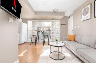 Comfy Liberty Village Home 1BD Steps from King St - 4