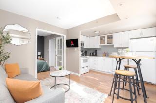 Comfy Liberty Village Home 1BD Steps from King St - 8