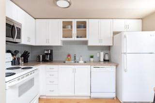 Comfy Liberty Village Home 1BD Steps from King St - 5