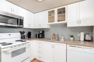 Comfy Liberty Village Home 1BD Steps from King St - 2