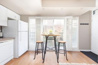 Comfy Liberty Village Home 1BD Steps from King St - 3