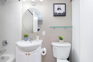 Comfy Liberty Village Home 1BD Steps from King St - 1