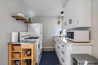Nicollet Nook 1BR Upper-Level Retreat - 6