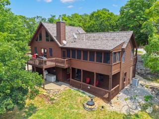 Secluded-Pvt Hot Tub-Free Daily Tickets-Walk to Table Rock Lake - 5