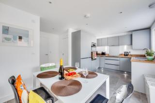 Pristine House in Prime Location - Sleeps up to 4 Guests - Driveway Parking, Fast Wifi and SmartTV by QQS Home Limited - 4