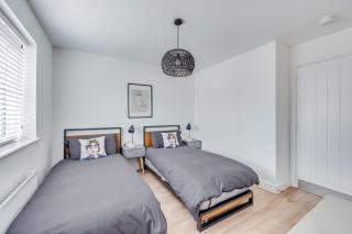 Pristine House in Prime Location - Sleeps up to 5 Guests - Driveway Parking, Fast Wifi and SmartTV by QQS Home Limited - 1