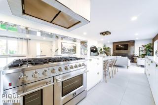 NEW Luxury Retreat-Hot Tub-King Beds-Sleeps 8-AC - Edmonton - 4