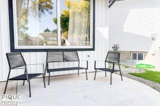 NEW Luxury Retreat-Hot Tub-King Beds-Sleeps 8-AC - Edmonton - 1