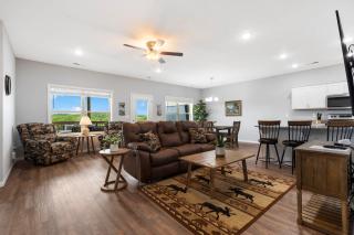 Arcade, Hot Tub, Deck Area, Free Tickets, Bright Upgraded Decor-Ledgestone Golf OnSite! - Branson West - 6