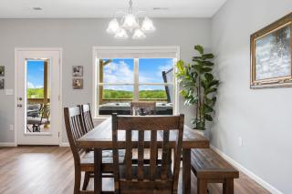 Arcade, Hot Tub, Deck Area, Free Tickets, Bright Upgraded Decor-Ledgestone Golf OnSite! - Branson West - 4